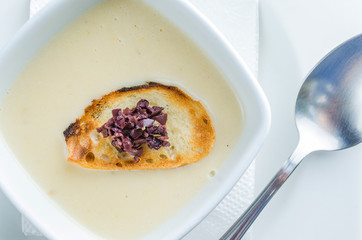 sopa crema con pan tostado y aceitunas negras