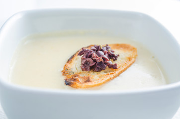 sopa crema con pan tostado y aceitunas negras