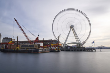 Obraz premium Long exposure of the Wheel in the Seattle port