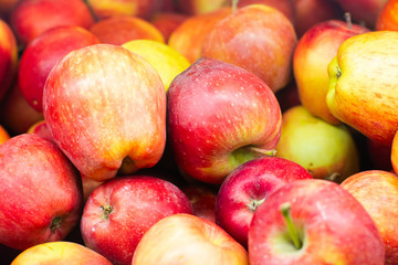 Fototapeta na wymiar Delicious fresh red apples in the supermarket.