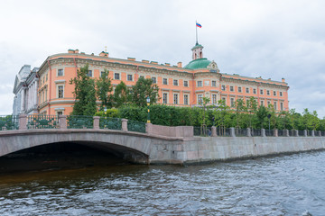 Obraz premium View of the Mikhailovsky castle from the Moika river in St. Petersburg