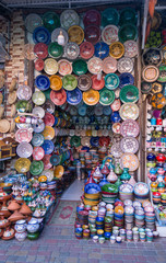 Typisches Töpfergeschäft auf dem Medina-Markt in Marrakesch