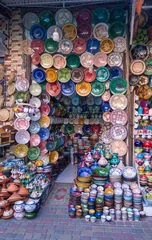 Typisches Töpfergeschäft auf dem Medina-Markt in Marrakesch © Jesus-Salas-Dual