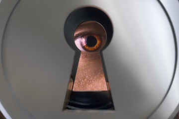 The human eye behind the keyhole