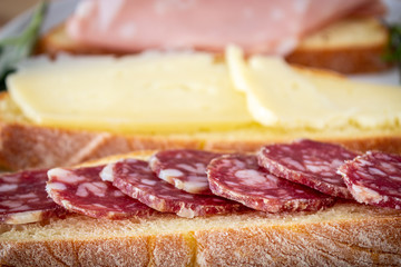 spuntino pane salame, formaggio e mortadella