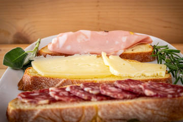 spuntino pane salame, formaggio e mortadella