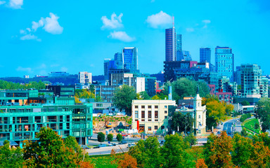 Obraz premium Dzielnica biznesowa nowoczesnego śródmieścia w Wilnie refleks