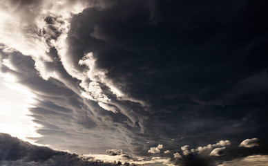 Dunkle Gewitterwolken einseitig von Sonnenlicht beleuchtet.