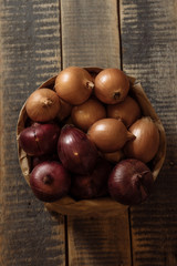 onions in the basket, the onion is white, .onion wooden background