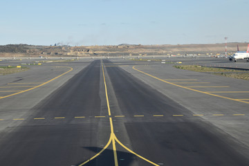 Marking for ground transportation on the airport apron among taxiways