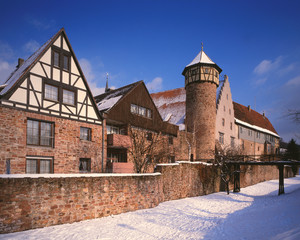 Diebsturm und Burg in Michelstadt im Winter