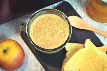 Cafe con leche, comenzando un nuevo dia, fruta y tostadas