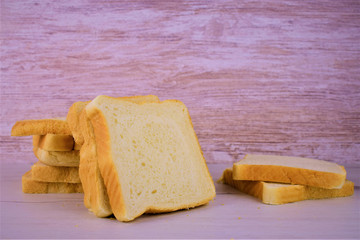 Pan de molde sobre la mesa de madera
