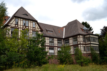 Altes Sanatorium mit Fachwerk in den Wäldern Thüringens (Lost Place)