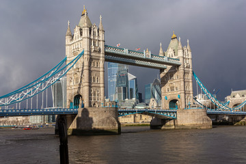 Obraz premium A view of the Tower Bridge on a cloudy sunny day