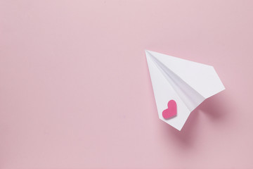 paper love airplane on color background..The concept of a love message. Valentine's Day. Declare love. Love note. - obrazy, fototapety, plakaty
