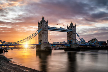 Fototapeta na wymiar Dramatischer Sonnenaufgang hinter der Tower Brücke in London, Großbritannien