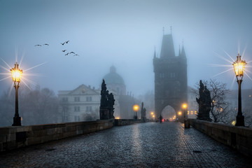 Karlsbrücke und Silhouette der Skyline von Prag an einem kalten Wintermorgen mit Nebel, Tschechische Republik