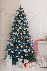 Decorations of a room with a decorated Christmas tree.