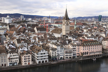 Fototapeta na wymiar Winter in Zürich; Altstadt am Storchen mit St. Peter