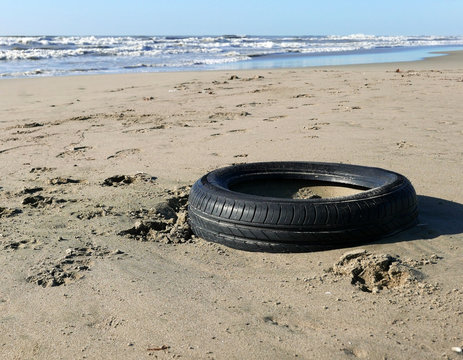 solitaria immagine di un copertone abbandonato sulla spiaggia in inverno