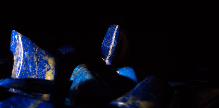 Lapislazuli Steine auf schwarzem Hintergrund