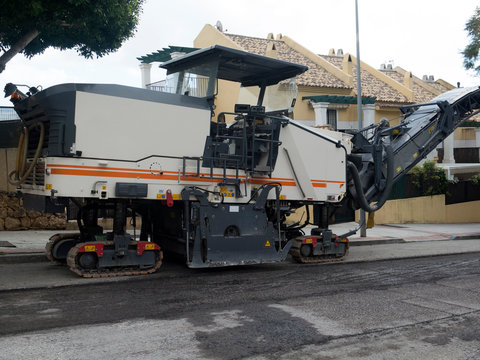 Maquinaria de asfalto de pavimento en ciudad
