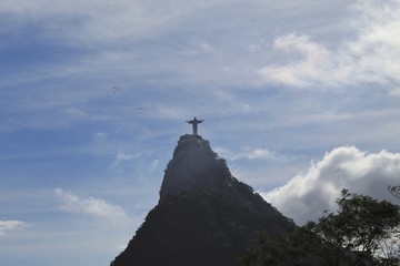 Cristo Redentor sendo observado do mirante dona marta