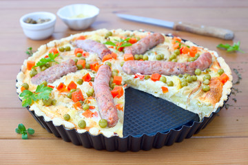 Gemüse-Quiche mit Würstchen