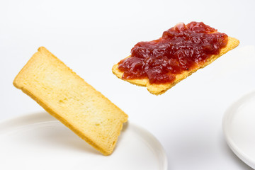 mini tostadas con mermelada de fresa