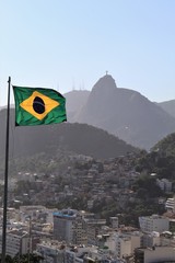 bandeira do Brasil tremulando no Mirante Duque de Caxias