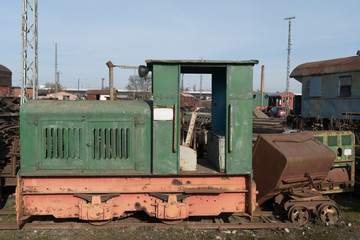 Alte Lokomotiven und Waggons im Detail