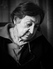 Mujer perdida en su soledad en blanco y negro