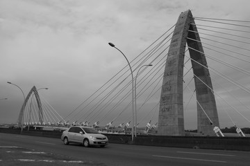 Carro de passeio na ponte da ilha do governador, rj