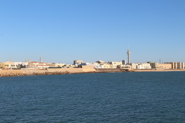Fototapeta premium Casco histórico de la ciudad de Cádiz junto al mar