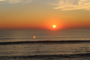Atardecer anaranjado con el sol amarillento e intenso 