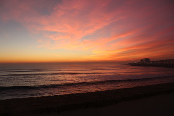 Atardecer con nubes coloridas en la costa gaditana