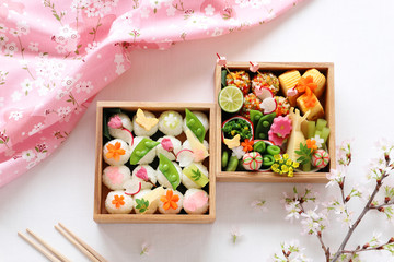 ミニおにぎりのお花見弁当