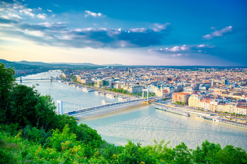 Obraz premium A view along the Danube River of Budapest, Hungary from Gellert Hill at sunset.
