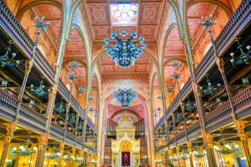 Obraz premium Budapest, Hungary - May 26, 2019 - The Interior of the Dohany Street Synagogue, built in 1859, located in Budapest, Hungary.