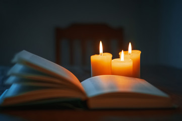 Buch und Kerzen auf dem Tisch