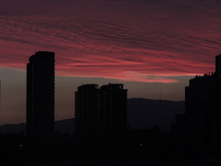 Hermoso atardecer en una ciudad 