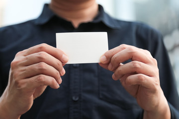Obraz premium Confident male business executive with empty white business card