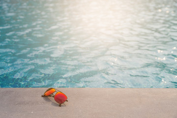 Obraz premium Fashion sun glasses near the swimming pool