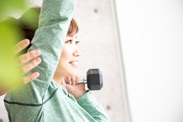 ダンベルを使う女性