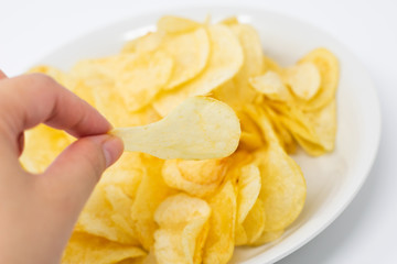 ポテトチップスをつまむ手