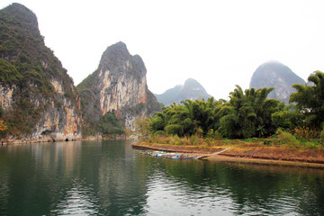 Obraz premium Cruise ship travels the route along the Li river from Guilin to Yangshou,China