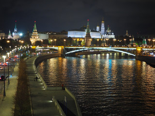 Fototapeta premium Mosco at night with the buildings in the park