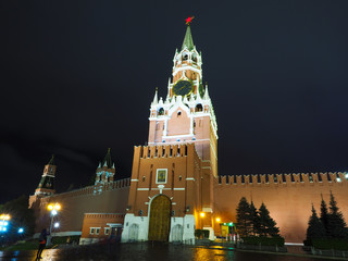 Mosco at night with the buildings in the park