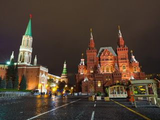 Fototapeta premium Mosco at night with the buildings in the park